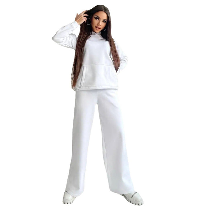 Kvinnors avslappnade huvtröja och joggers look Mirla-Eva Jonsson