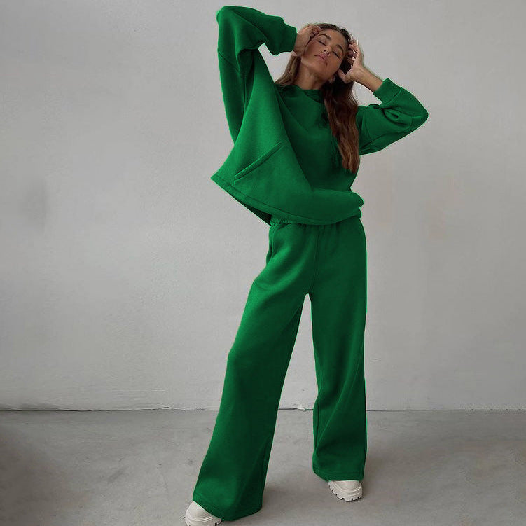 Kvinnors avslappnade huvtröja och joggers look Mirla-Eva Jonsson