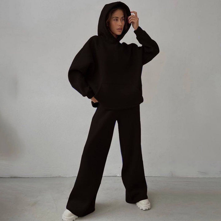 Kvinnors avslappnade huvtröja och joggers look Mirla-Eva Jonsson