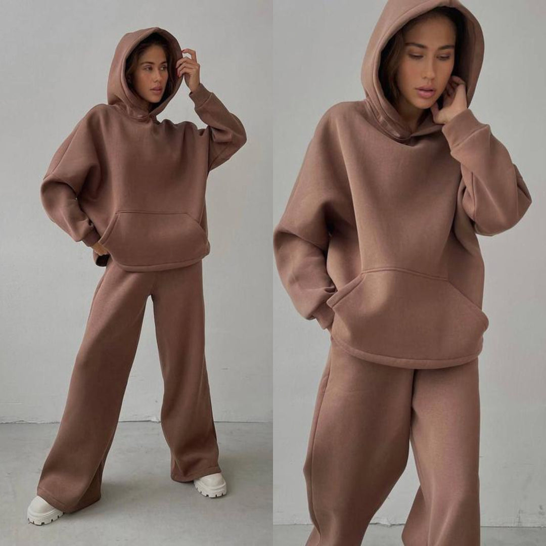 Kvinnors avslappnade huvtröja och joggers look Mirla-Eva Jonsson
