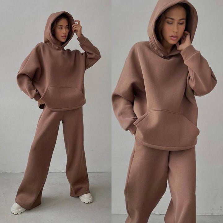 Kvinnors avslappnade huvtröja och joggers look Mirla-Eva Jonsson