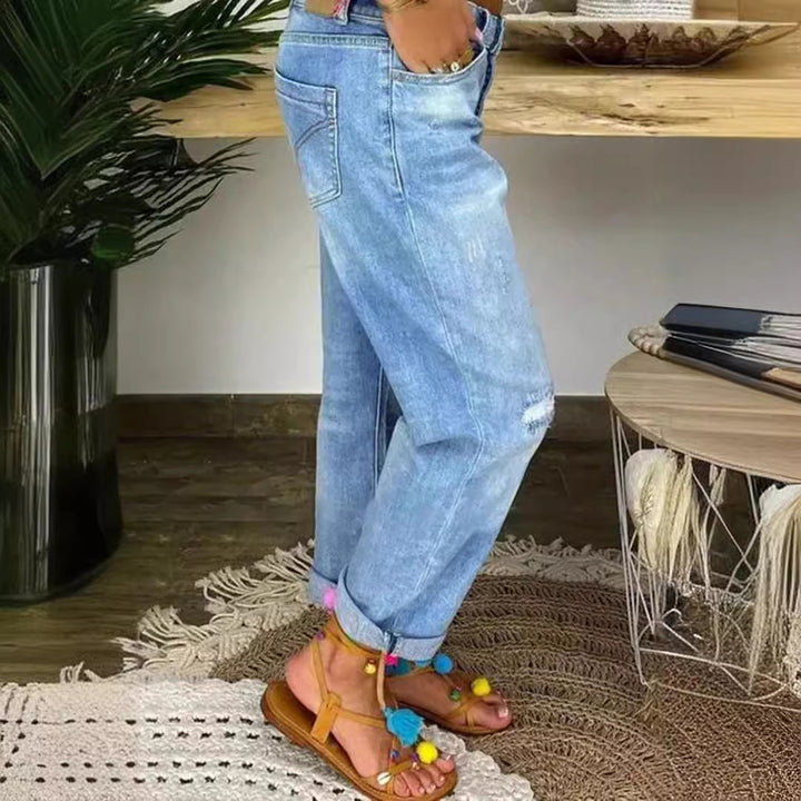 Kvinnors avslappnade jeans med hög knäppning och slitna detaljer Mirla-Eva Jonsson