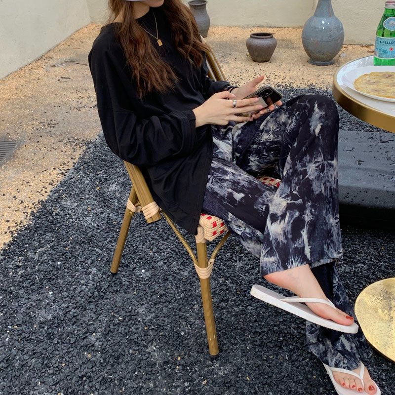 Kvinnors avslappnade jerseybyxor med låg midja och trendigt tie-dye mönster-Eva Jonsson