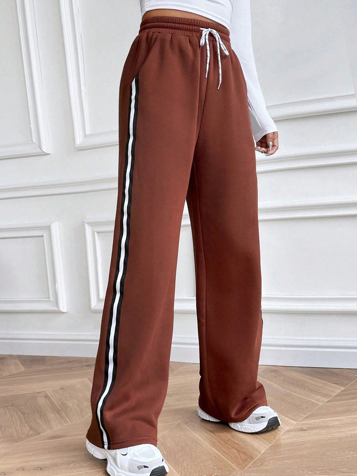 Kvinnors avslappnade joggingsbyxor med vida ben och kontrasterande ränder Mirla-Eva Jonsson