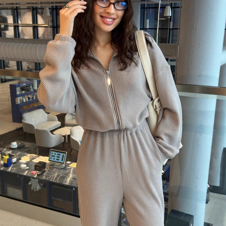 Kvinnors avslappnade jumpsuit med hel dragkedja och breda ben Mirla-Eva Jonsson