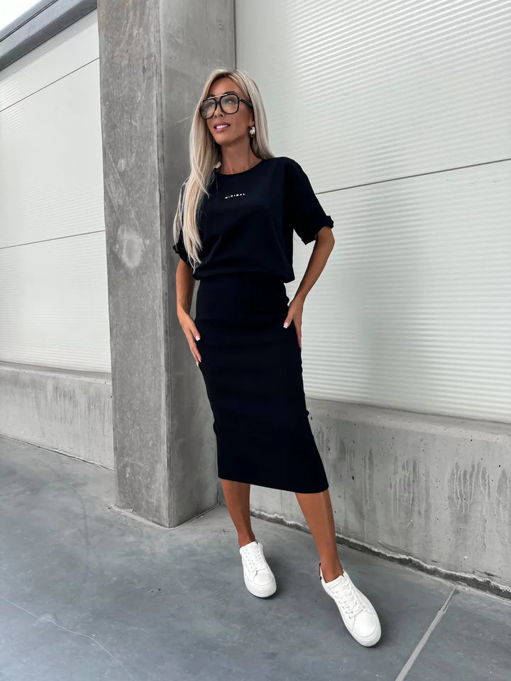 Kvinnors avslappnade kjol och t-shirt set med bekväm passform Mirla-Eva Jonsson