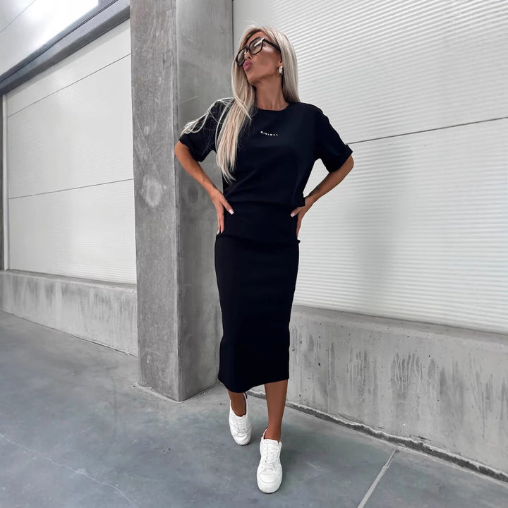 Kvinnors avslappnade kjol och t-shirt set med en bekväm passform Mirla-Eva Jonsson