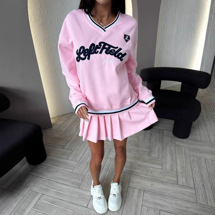 Kvinnors avslappnade klänning med integrerad sweatshirt och iögonfallande logotyp Mirla-Eva Jonsson