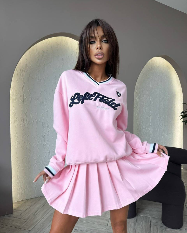 Kvinnors avslappnade klänning med integrerad sweatshirt och iögonfallande logotyp Mirla-Eva Jonsson