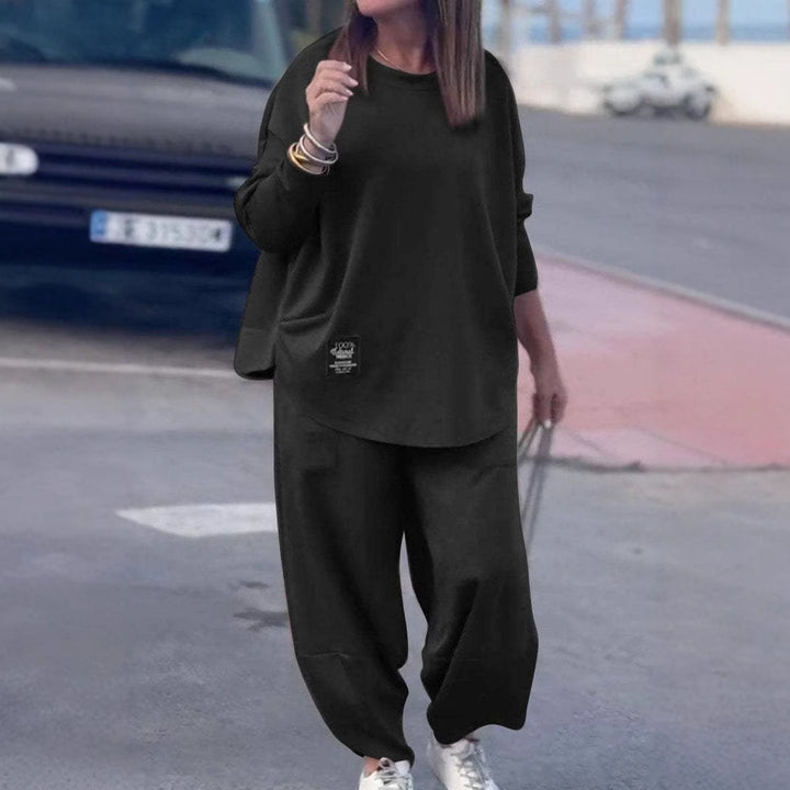 Kvinnors avslappnade komfortset med oversized topp och bekväma byxor Mirla-Eva Jonsson