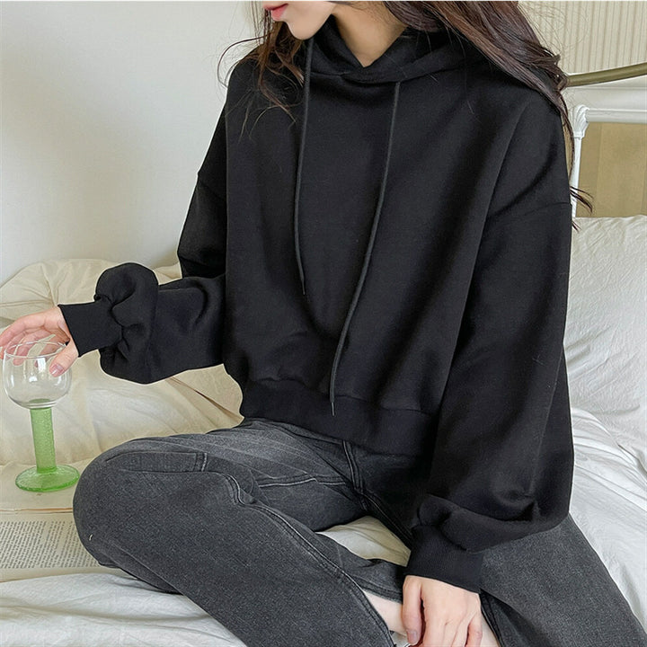 Kvinnors avslappnade kort hoodie med voluminösa ärmar Mirla-Eva Jonsson
