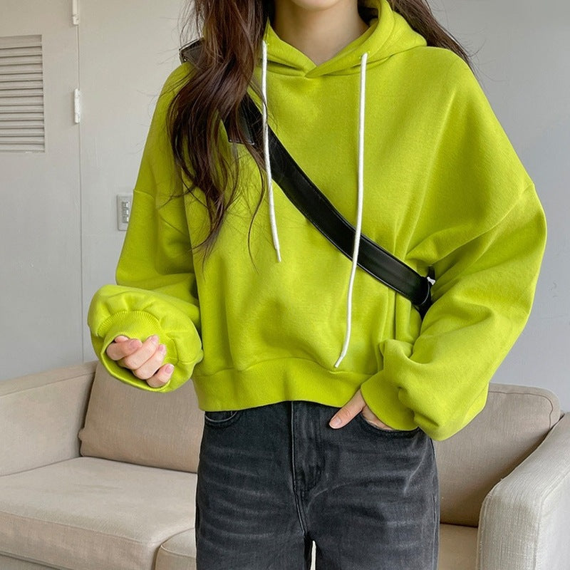 Kvinnors avslappnade kort hoodie med voluminösa ärmar Mirla-Eva Jonsson