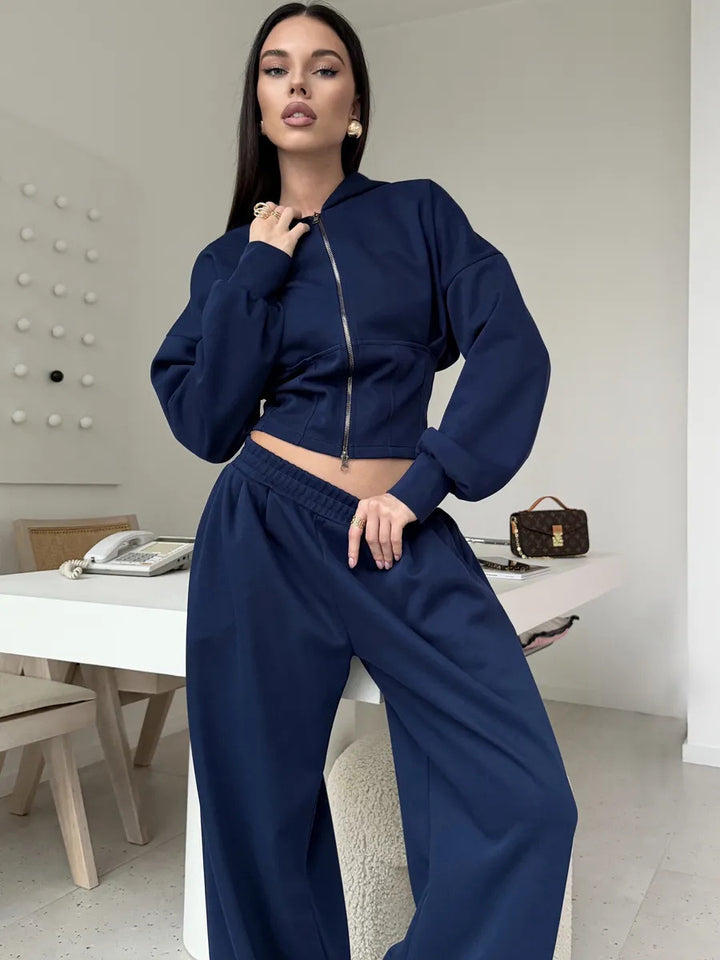 Kvinnors avslappnade kort hoodie och vida byxor i urban stil Mirla-Eva Jonsson