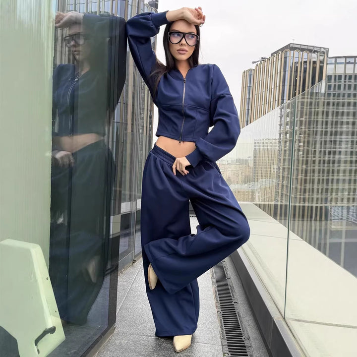 Kvinnors avslappnade kort hoodie och vida byxor i urban stil Mirla-Eva Jonsson