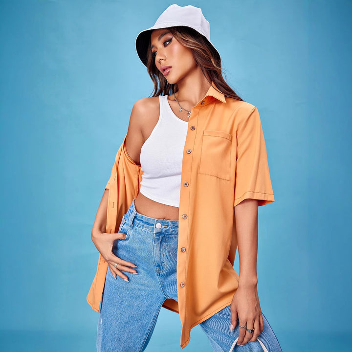 Kvinnors avslappnade kortärmad blus med praktiska fickor och elegant snitt Mirla-Eva Jonsson