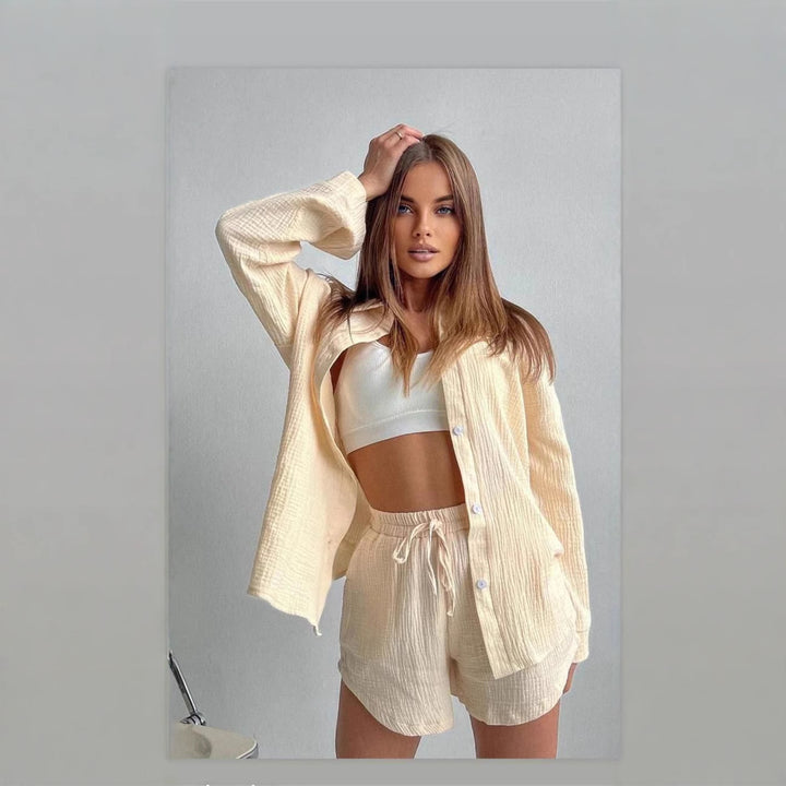 Kvinnors avslappnade kortärmad set med bekväm topp och vida shorts-Eva Jonsson