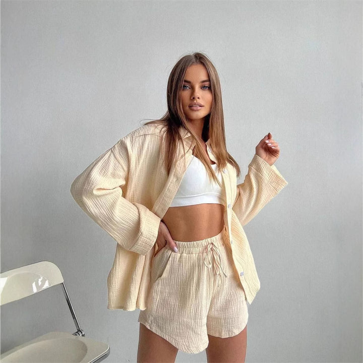 Kvinnors avslappnade kortärmad set med bekväm topp och vida shorts-Eva Jonsson