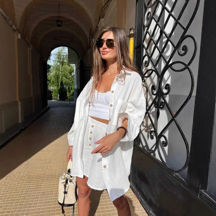Kvinnors avslappnade kortärmad set med oversized skjorta och bekväma shorts-Eva Jonsson