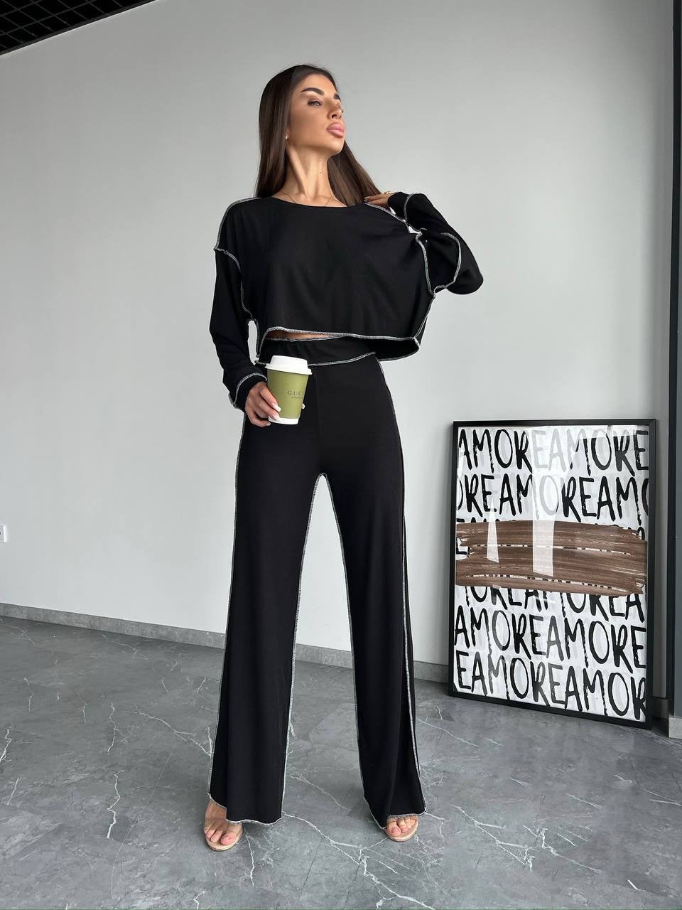 Kvinnors avslappnade lounge set med kort topp och vida byxor Mirla-Eva Jonsson