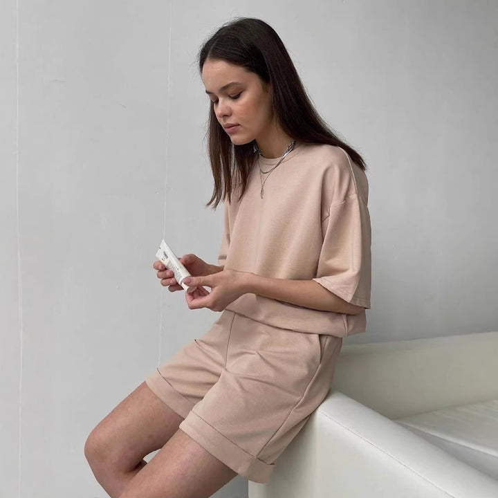 Kvinnors avslappnade lounge-set med oversized t-shirt och shorts Mirla-Eva Jonsson