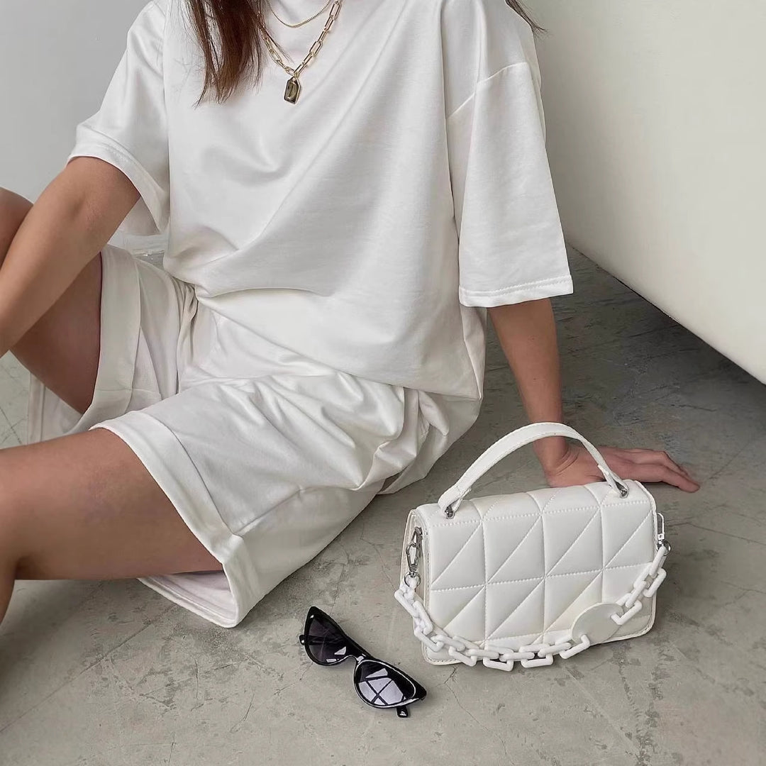 Kvinnors avslappnade lounge-set med oversized t-shirt och shorts Mirla-Eva Jonsson
