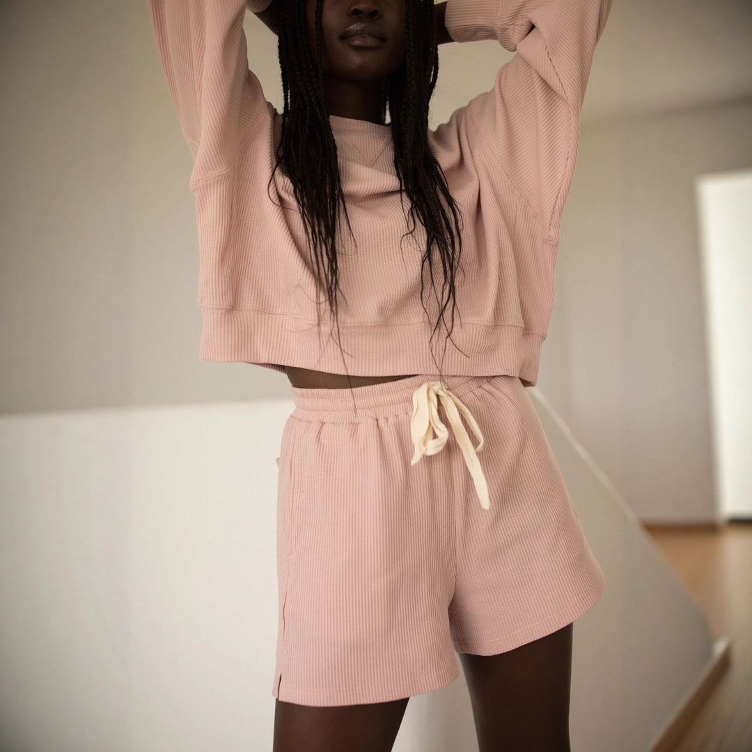Kvinnors avslappnade loungeoutfit med lös passform och bekväma shorts Mirla-Eva Jonsson