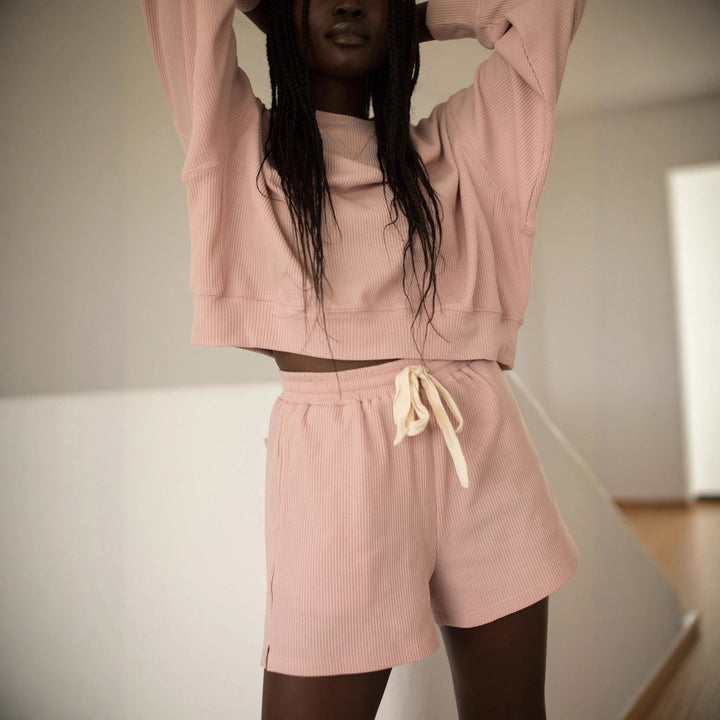 Kvinnors avslappnade loungeoutfit med lös passform och bekväma shorts Mirla-Eva Jonsson
