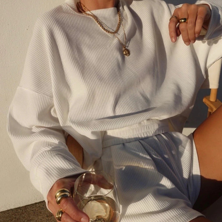 Kvinnors avslappnade loungeoutfit med lös passform och bekväma shorts Mirla-Eva Jonsson