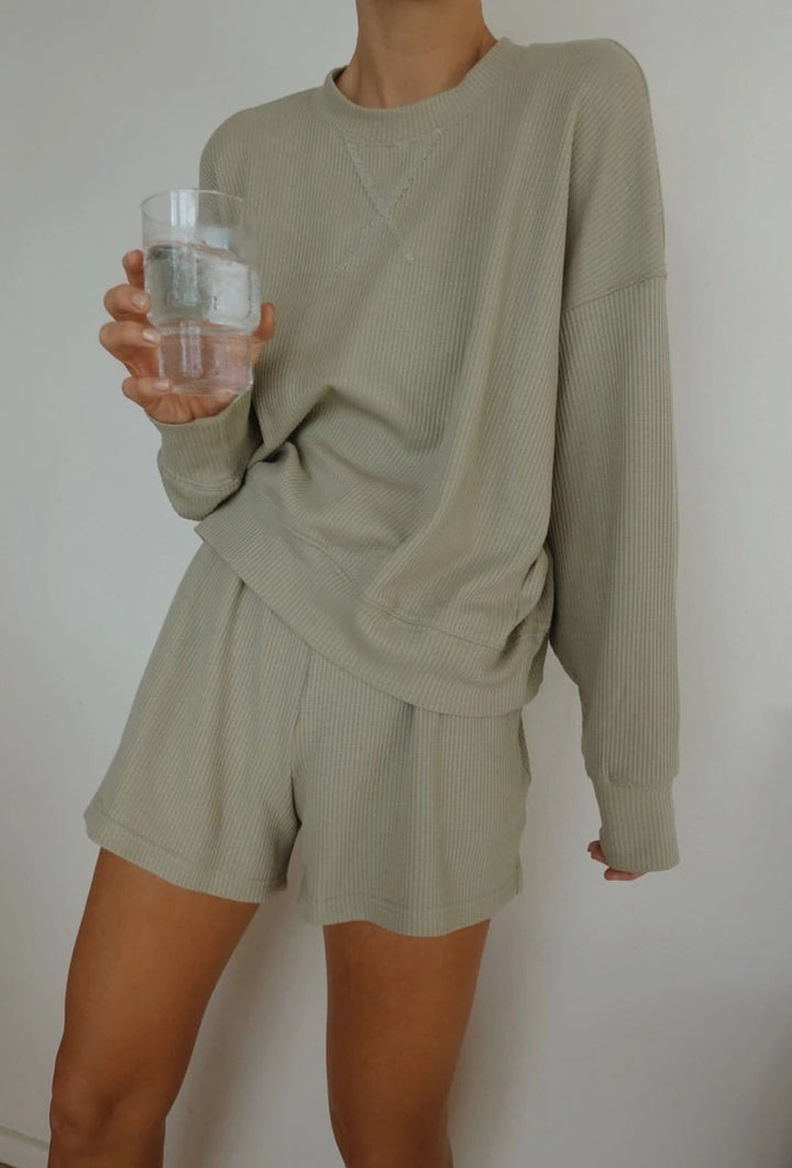 Kvinnors avslappnade loungeoutfit med lös passform och bekväma shorts Mirla-Eva Jonsson
