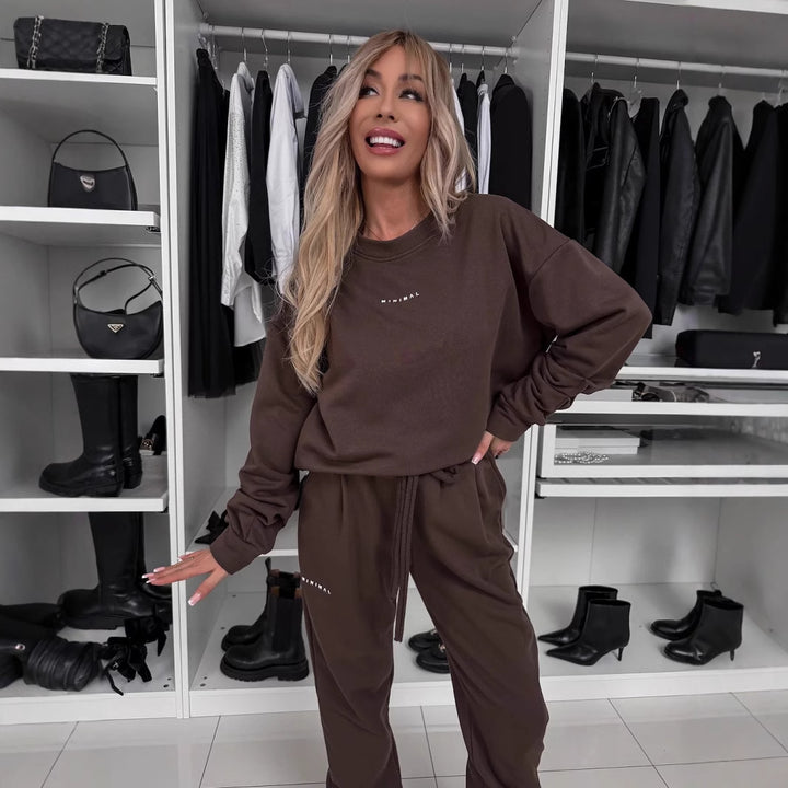 Kvinnors avslappnade loungewear-set med bekväm sweatshirt och mysiga joggers Mirla-Eva Jonsson