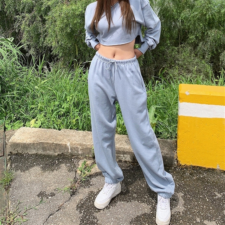 Kvinnors avslappnade loungewear-set med kort sweatshirt och bekväma joggingsbyxor Mirla-Eva Jonsson