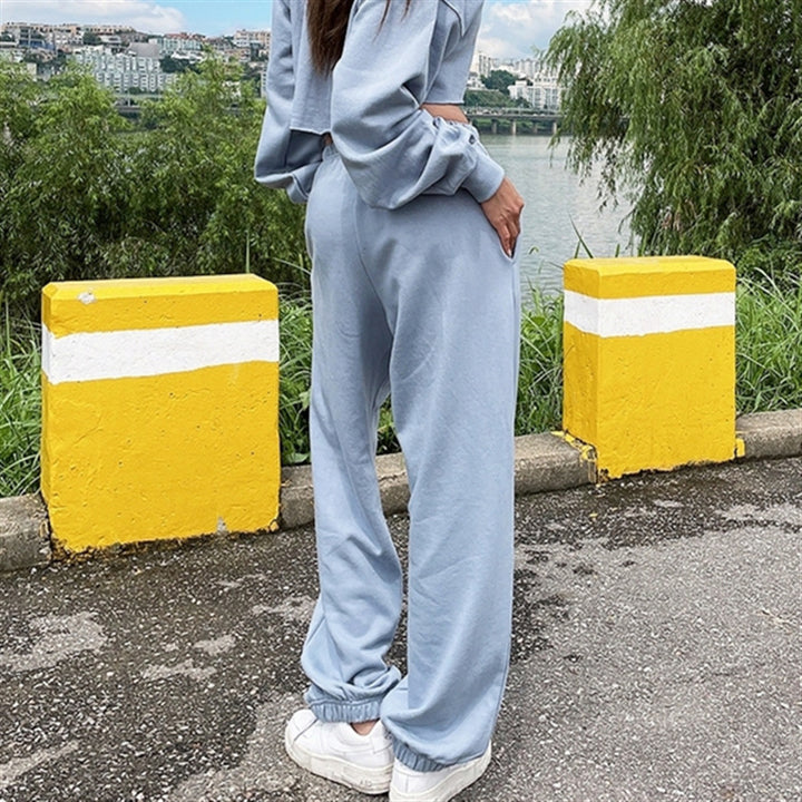 Kvinnors avslappnade loungewear-set med kort sweatshirt och bekväma joggingsbyxor Mirla-Eva Jonsson