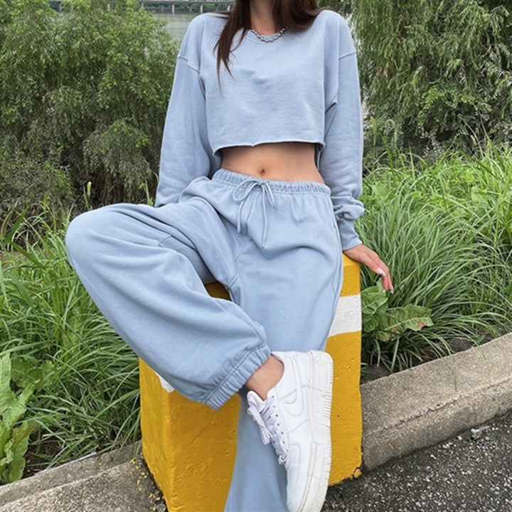 Kvinnors avslappnade loungewear-set med kort sweatshirt och bekväma joggingsbyxor Mirla-Eva Jonsson