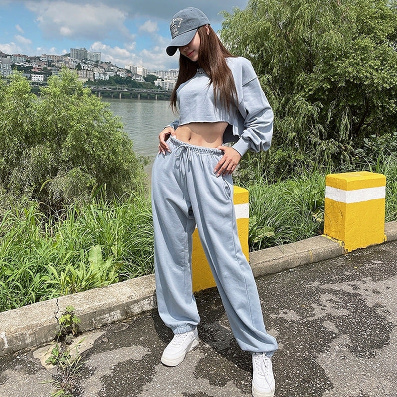 Kvinnors avslappnade loungewear-set med kort sweatshirt och bekväma joggingsbyxor Mirla-Eva Jonsson
