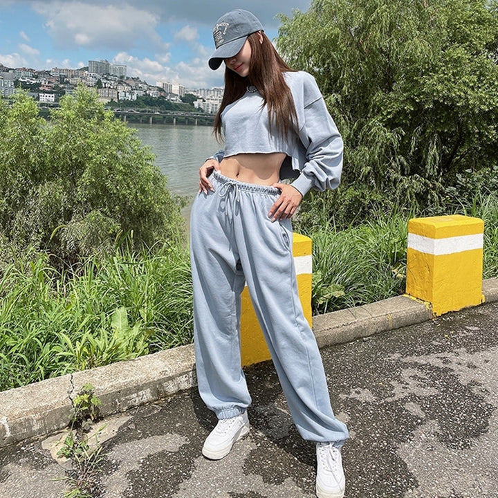 Kvinnors avslappnade loungewear-set med kort sweatshirt och bekväma joggingsbyxor Mirla-Eva Jonsson