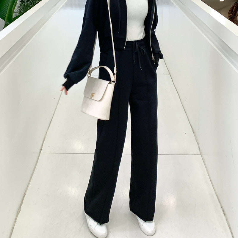 Kvinnors avslappnade loungewear-set med kortad zip hoodie och vida byxor Mirla-Eva Jonsson