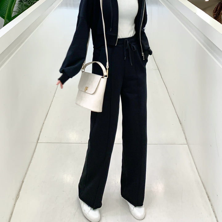 Kvinnors avslappnade loungewear-set med kortad zip hoodie och vida byxor Mirla-Eva Jonsson