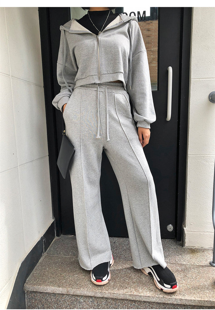 Kvinnors avslappnade loungewear-set med kortad zip hoodie och vida byxor Mirla-Eva Jonsson