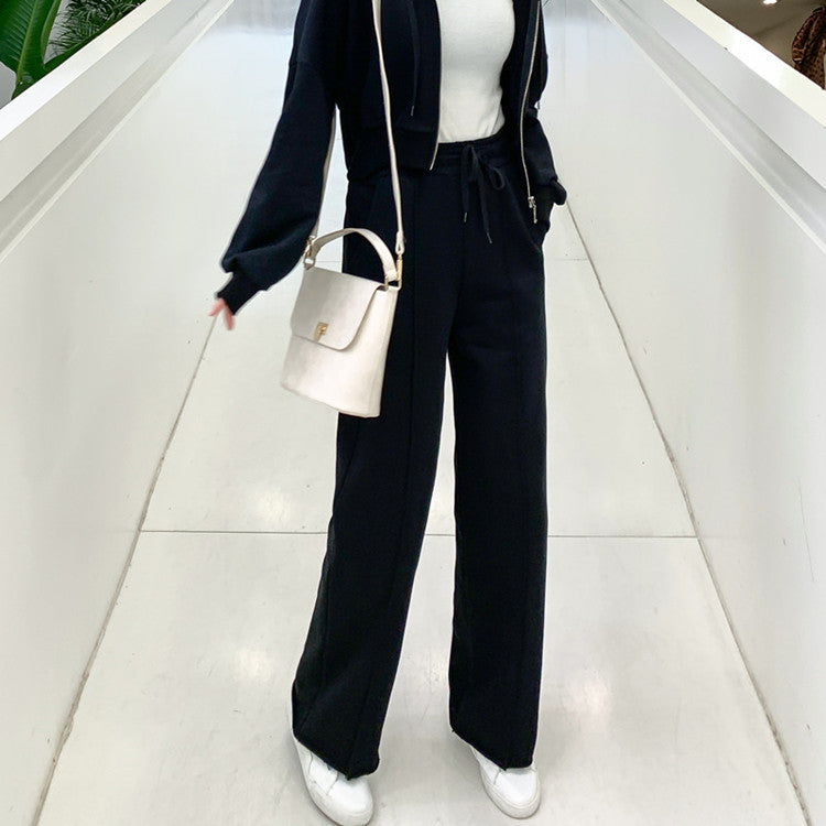 Kvinnors avslappnade loungewear-set med kortad zip hoodie och vida byxor Mirla-Eva Jonsson