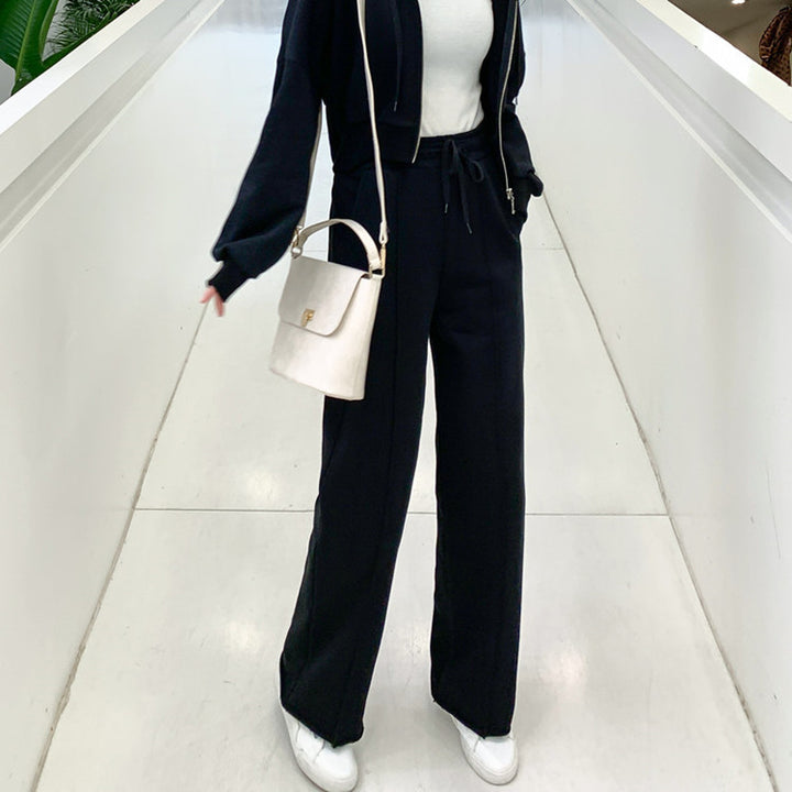 Kvinnors avslappnade loungewear-set med kortad zip hoodie och vida byxor Mirla-Eva Jonsson