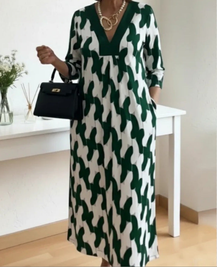 Kvinnors avslappnade maxiklänning med elegant V-hals och praktiska sidofickor Mirla-Eva Jonsson