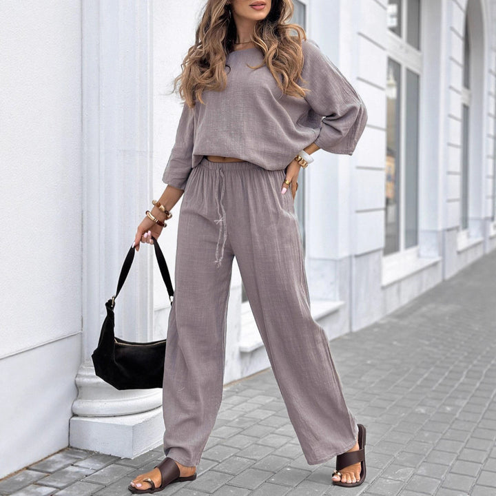 Kvinnors avslappnade och luftiga tvådelade set med elegant topp och vida byxor Mirla-Eva Jonsson