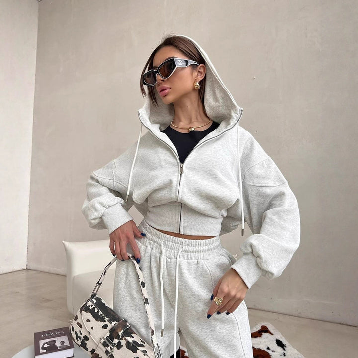 Kvinnors avslappnade och modemedvetna fritidsset med kort hoodie och vida byxor Mirla-Eva Jonsson