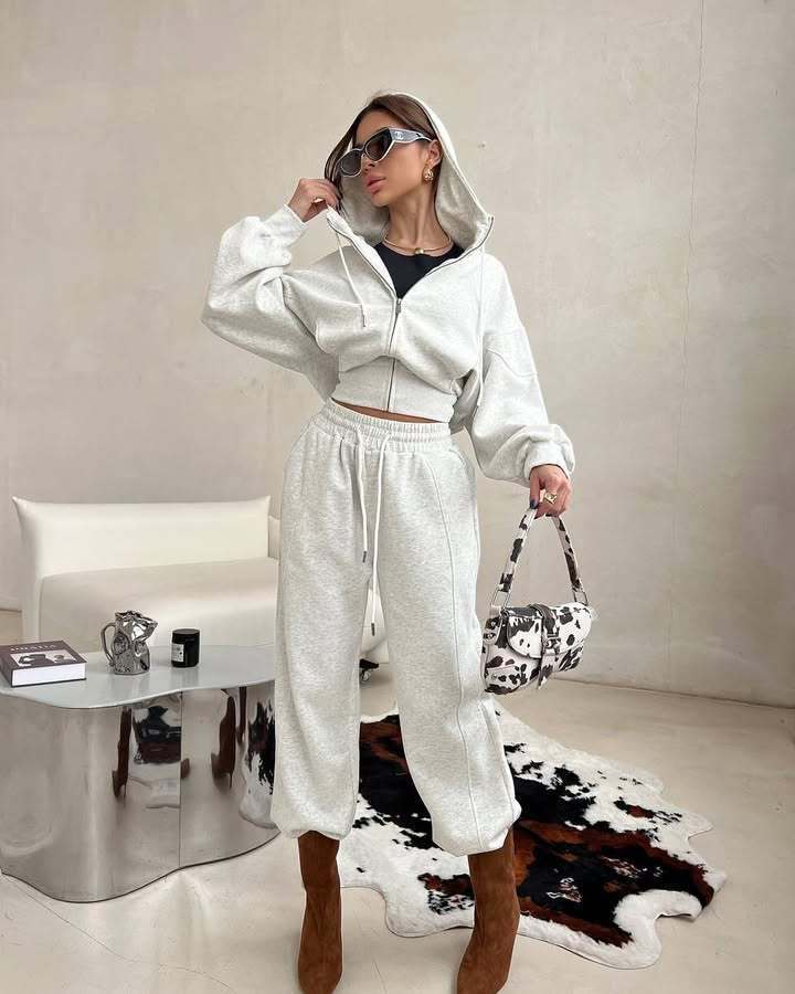Kvinnors avslappnade och modemedvetna fritidsset med kort hoodie och vida byxor Mirla-Eva Jonsson
