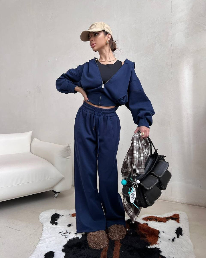Kvinnors avslappnade och modemedvetna fritidsset med kort hoodie och vida byxor Mirla-Eva Jonsson