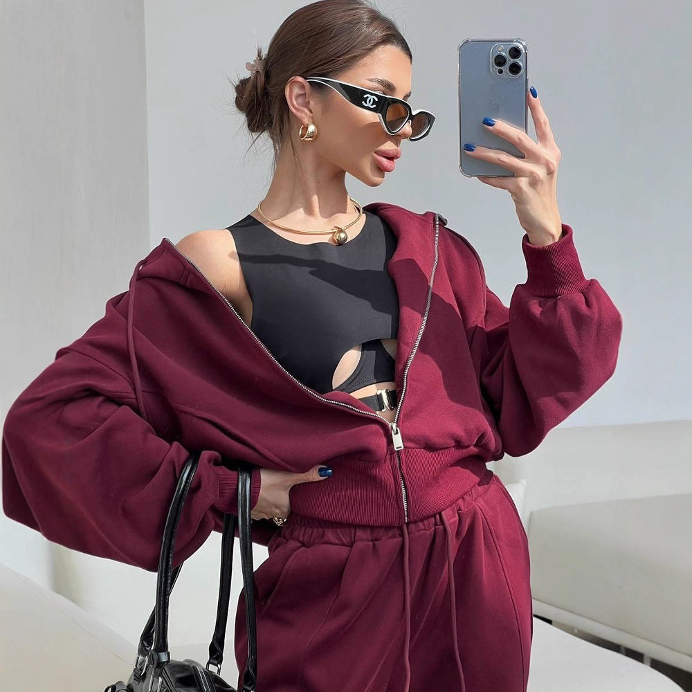 Kvinnors avslappnade och modemedvetna fritidsset med kort hoodie och vida byxor Mirla-Eva Jonsson