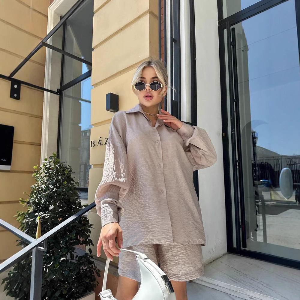 Kvinnors avslappnade outfit med lös skjorta och shorts Mirla-Eva Jonsson