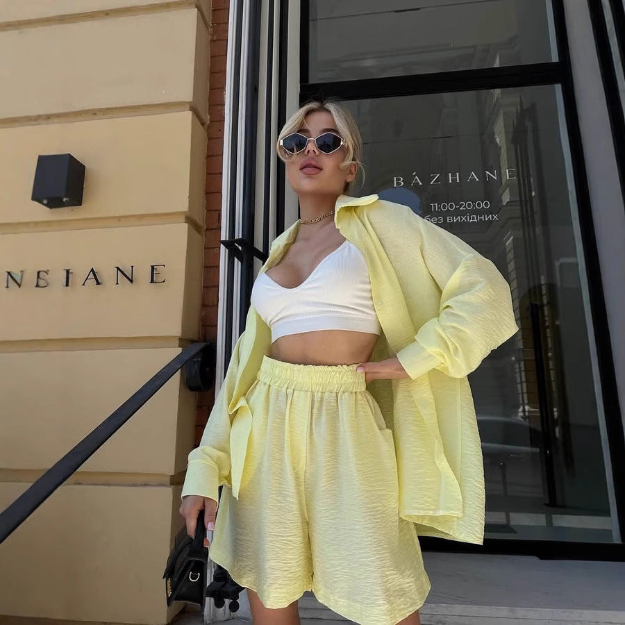 Kvinnors avslappnade outfit med lös skjorta och shorts Mirla-Eva Jonsson
