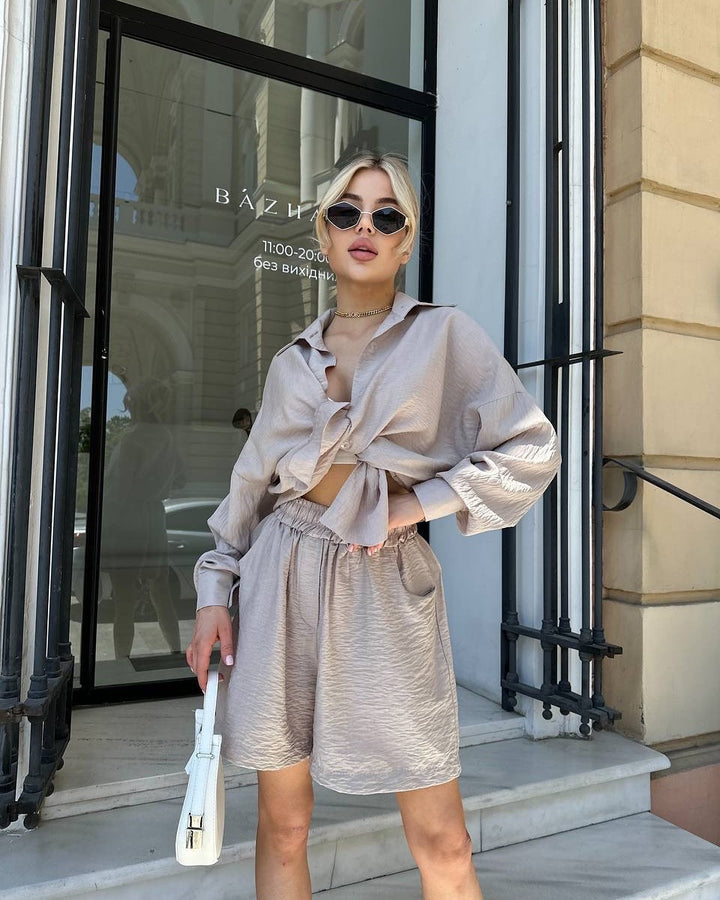 Kvinnors avslappnade outfit med lös skjorta och shorts Mirla-Eva Jonsson
