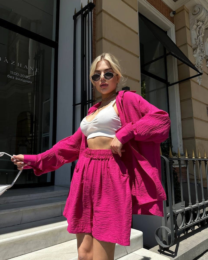 Kvinnors avslappnade outfit med lös skjorta och shorts Mirla-Eva Jonsson
